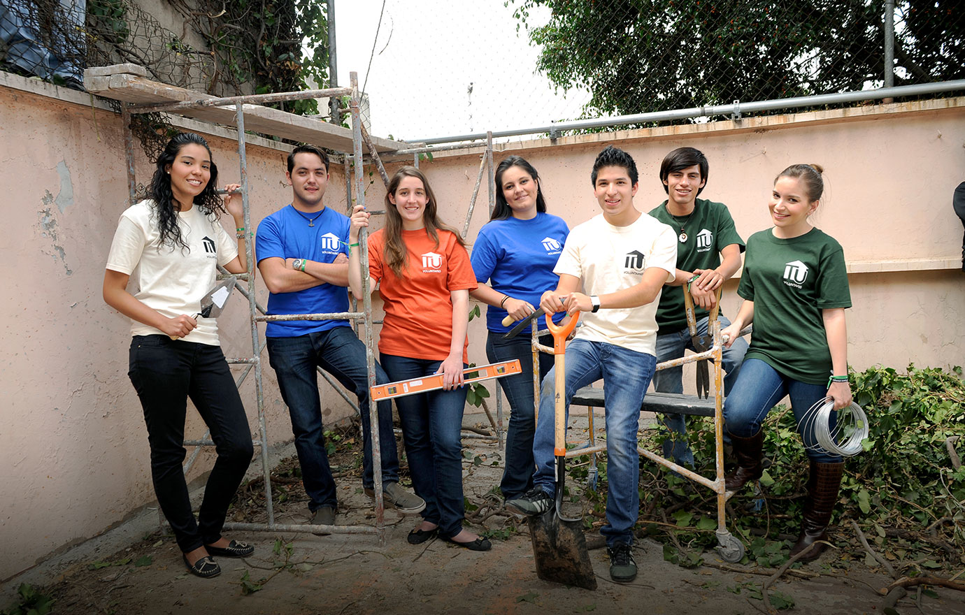 Miembros de la comunidad de Universidad Panamericana en el proyecto social Construye UP