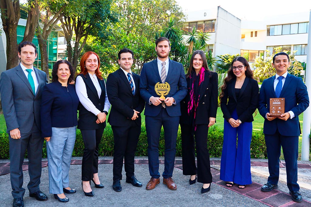 Facultad de derecho levanta trofeo internacional