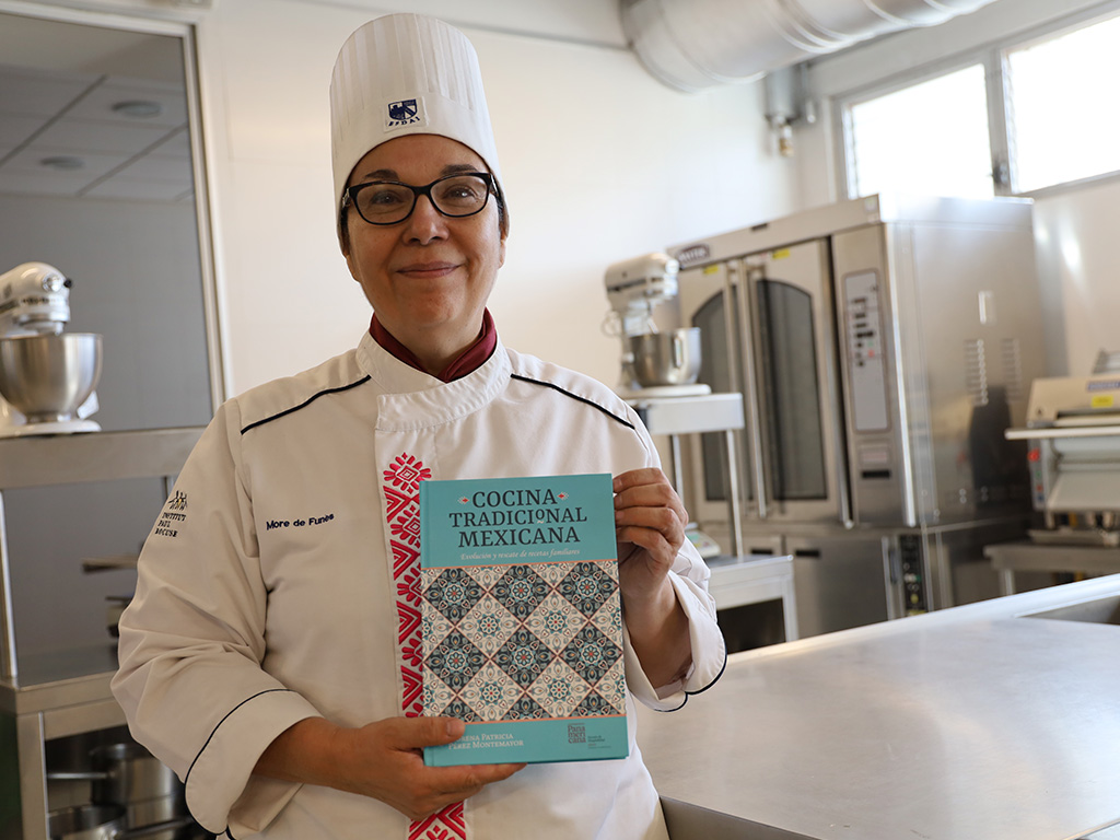 Presentan libro sobre cocina tradicional mexicana