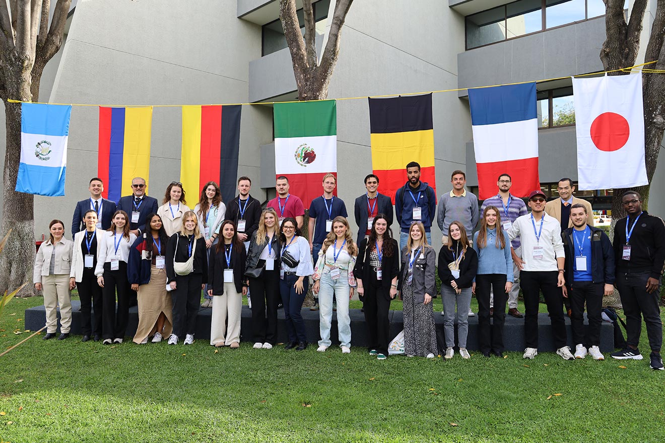 Bienvenida a 35 Alumnos Internacionales