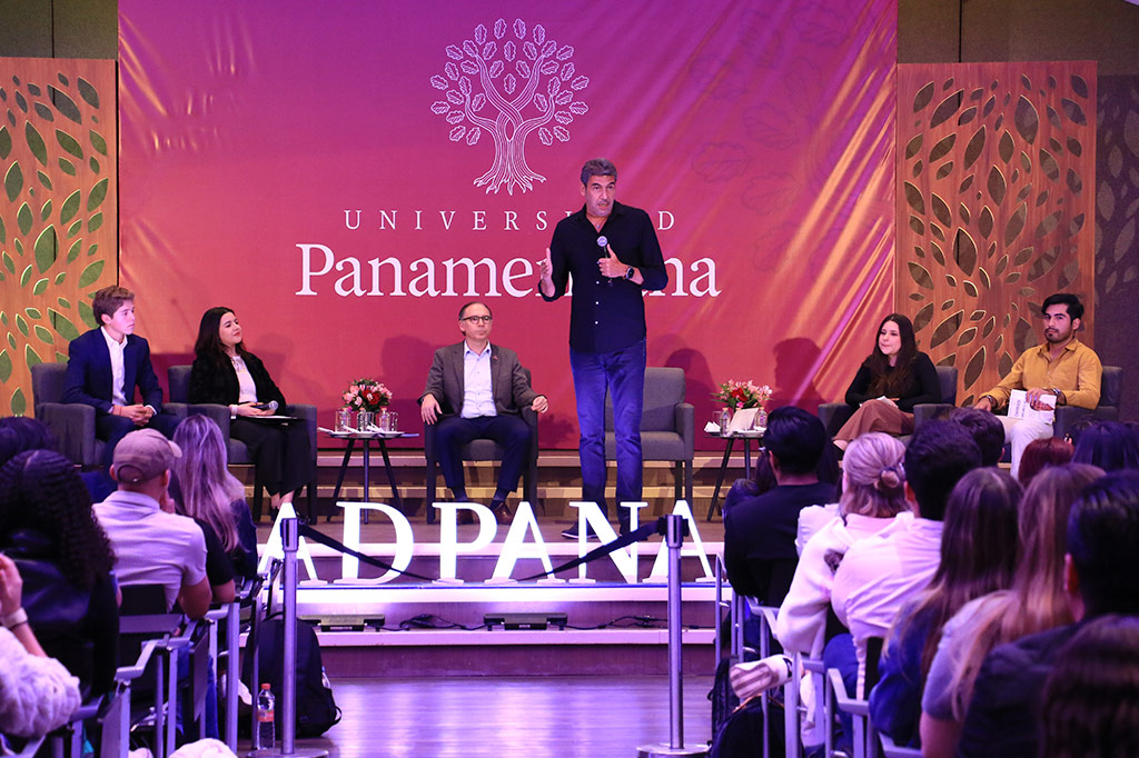 Arturo Elías Ayub presents El emprendedor at the Panamericana