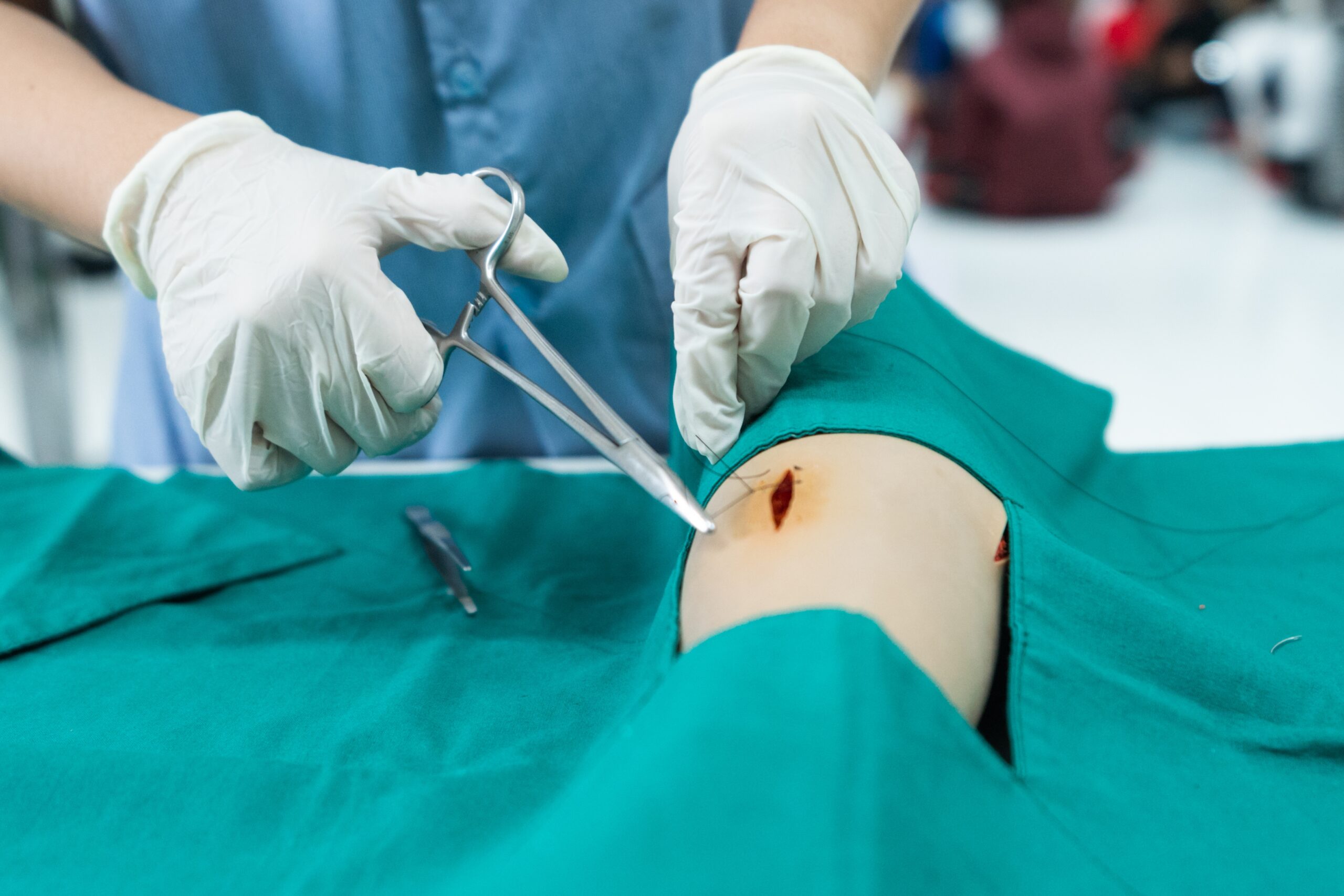 Análisis microestructural y mecánico de materiales y nudos empleados en suturas quirúrgicas