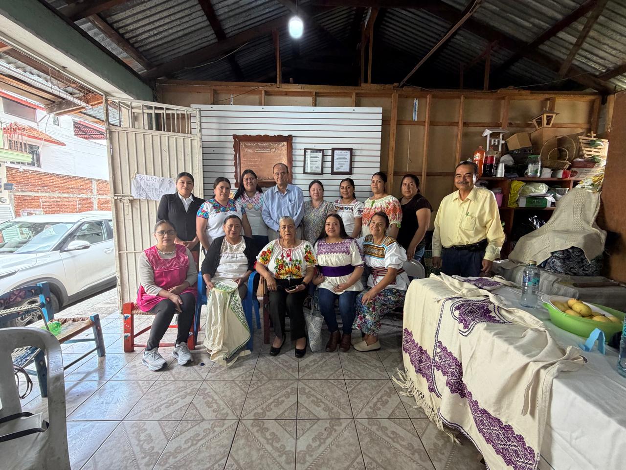 Impulsa la UP GDL el codiseño de artesanías con madera en Michoacán para el proyecto Kumanchikua